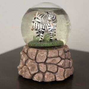 Musical Mama Baby Zebra Family Snow Globe Water Plays "BORN FREE" Wind Up